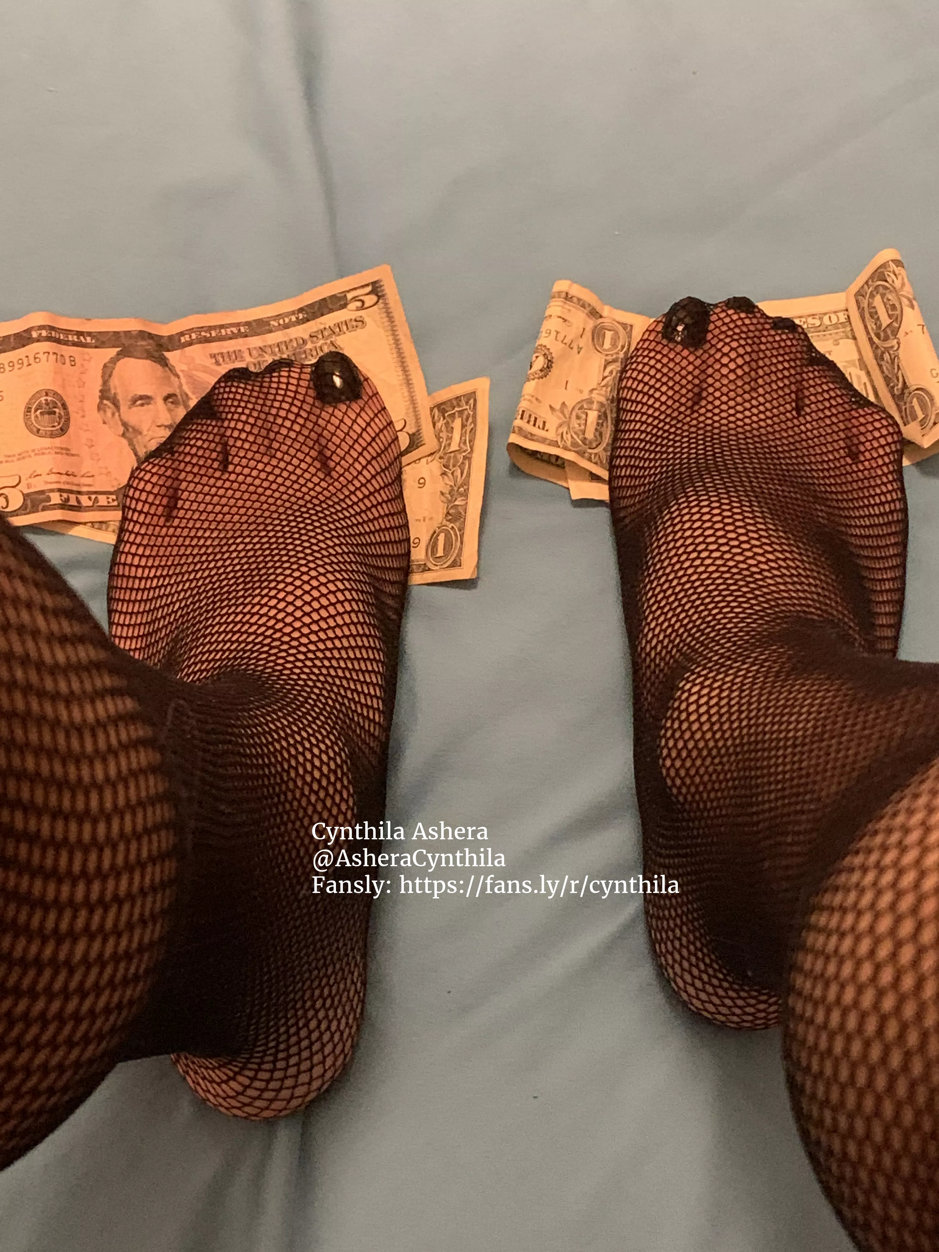 My feet look so good stepping on cash, don't you agree? ♥