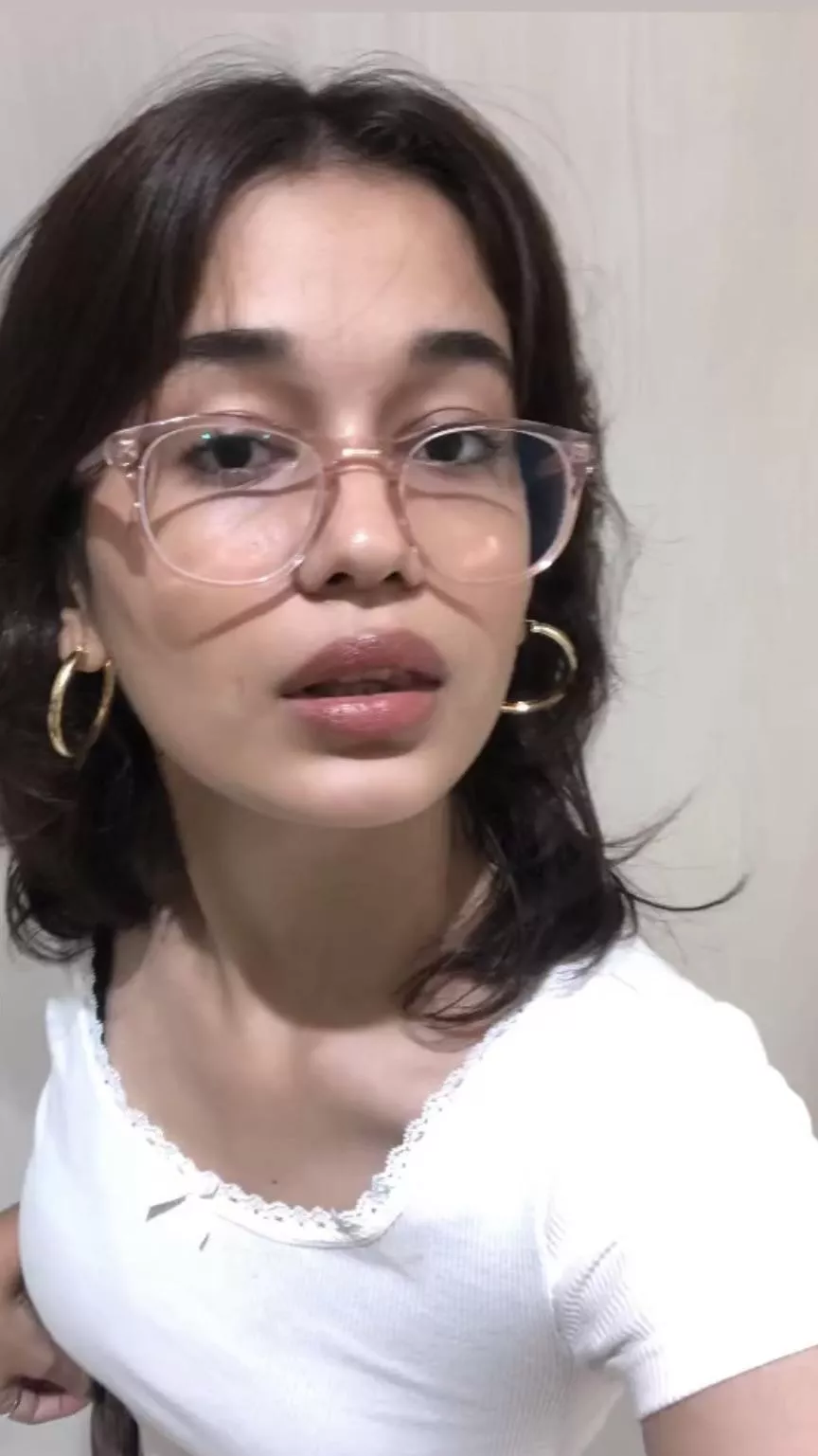 need a MILF to control and take advantage of me tbh 🤔🤔