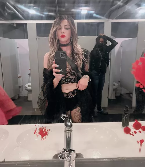 of course when I go to a concert I dress as slutty Morticia Addams with next to nothing on 😈😈😈😈