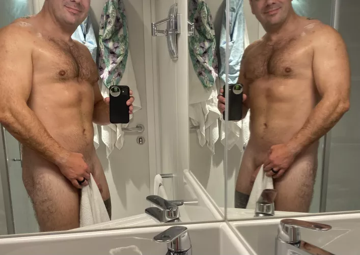 [42] Horny AF tonight..