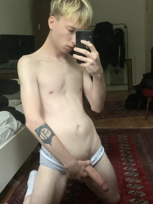 blonde twink for your page :)