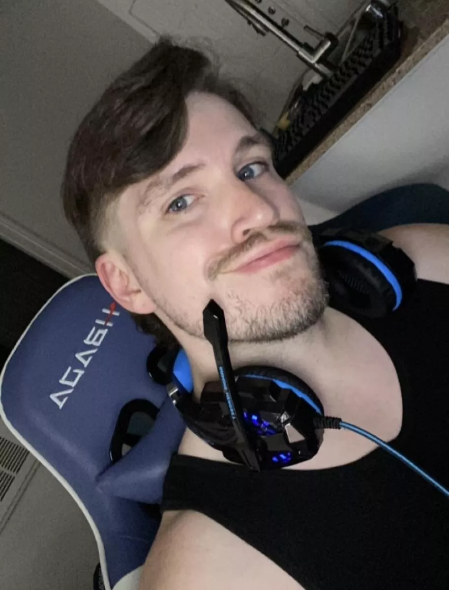 Gayming before I need to get ready for a Halloween party Gayming before I need to get ready for a Halloween party