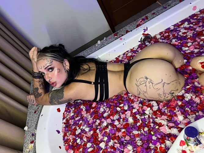 Guess my age by my ass shape, win a prize!