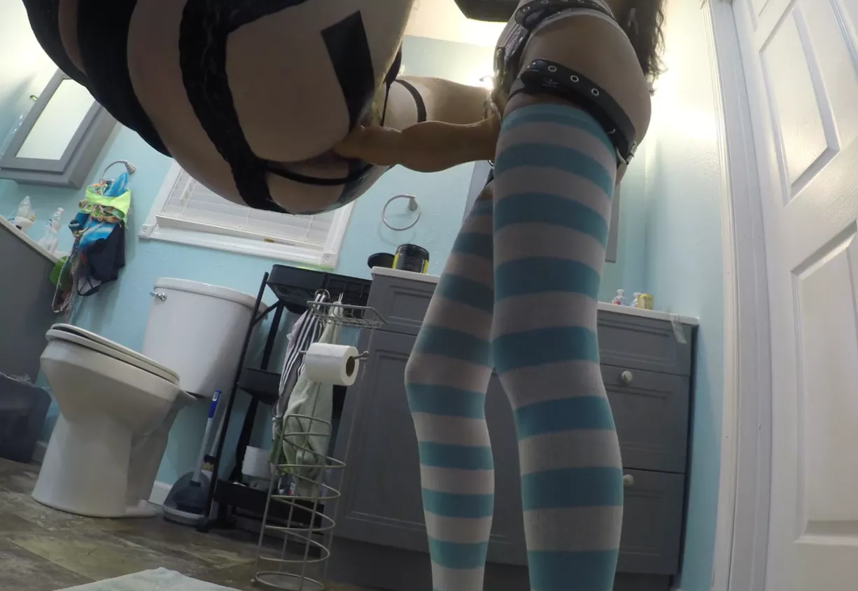 I greeted my slave with a huge strapon and pegged him for hours. Who's down to spread legs for me?