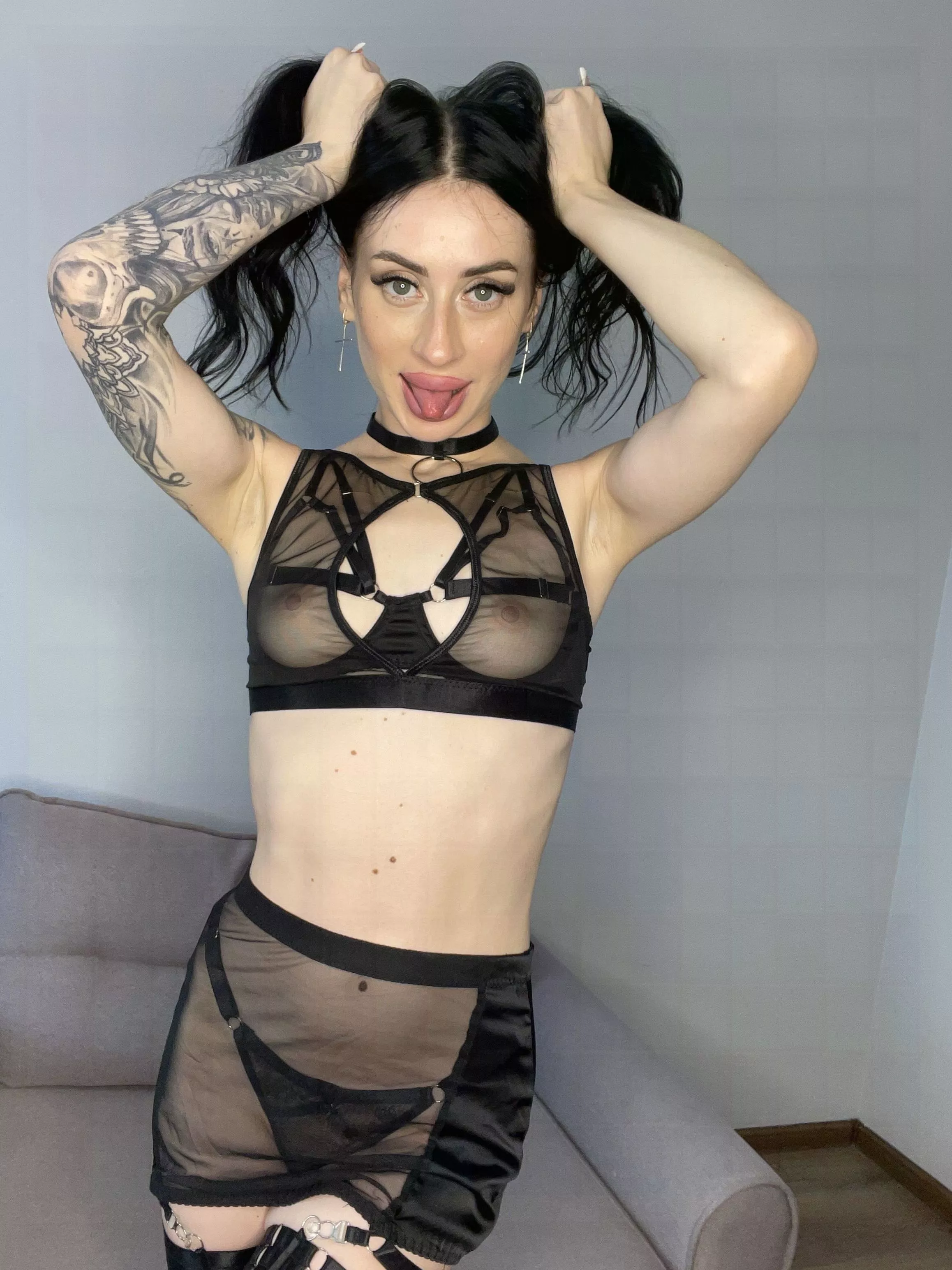 I look good with my anal plug in