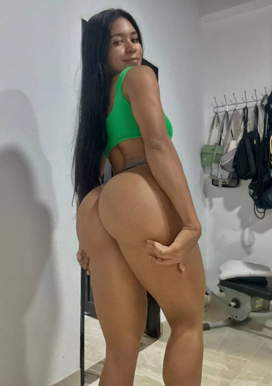 If you want to see a ass closeup nude react to this