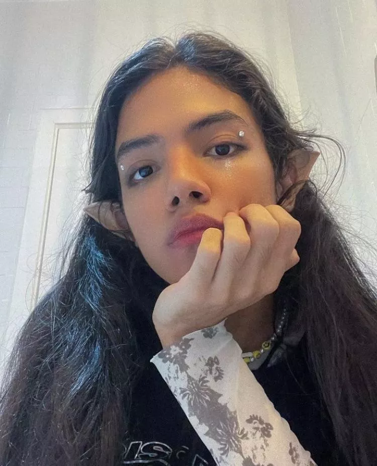 Just wanted to show my last minute elf costume for Halloween (I literally just had the ears lol)🧝🏽‍♀️