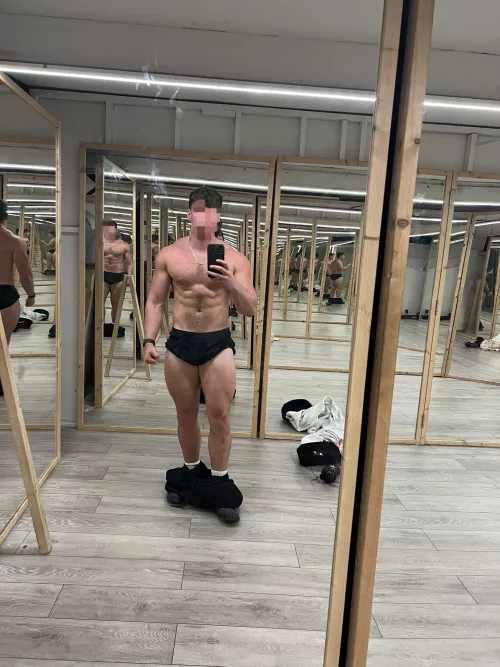 25, any good looking guys around for a chat?