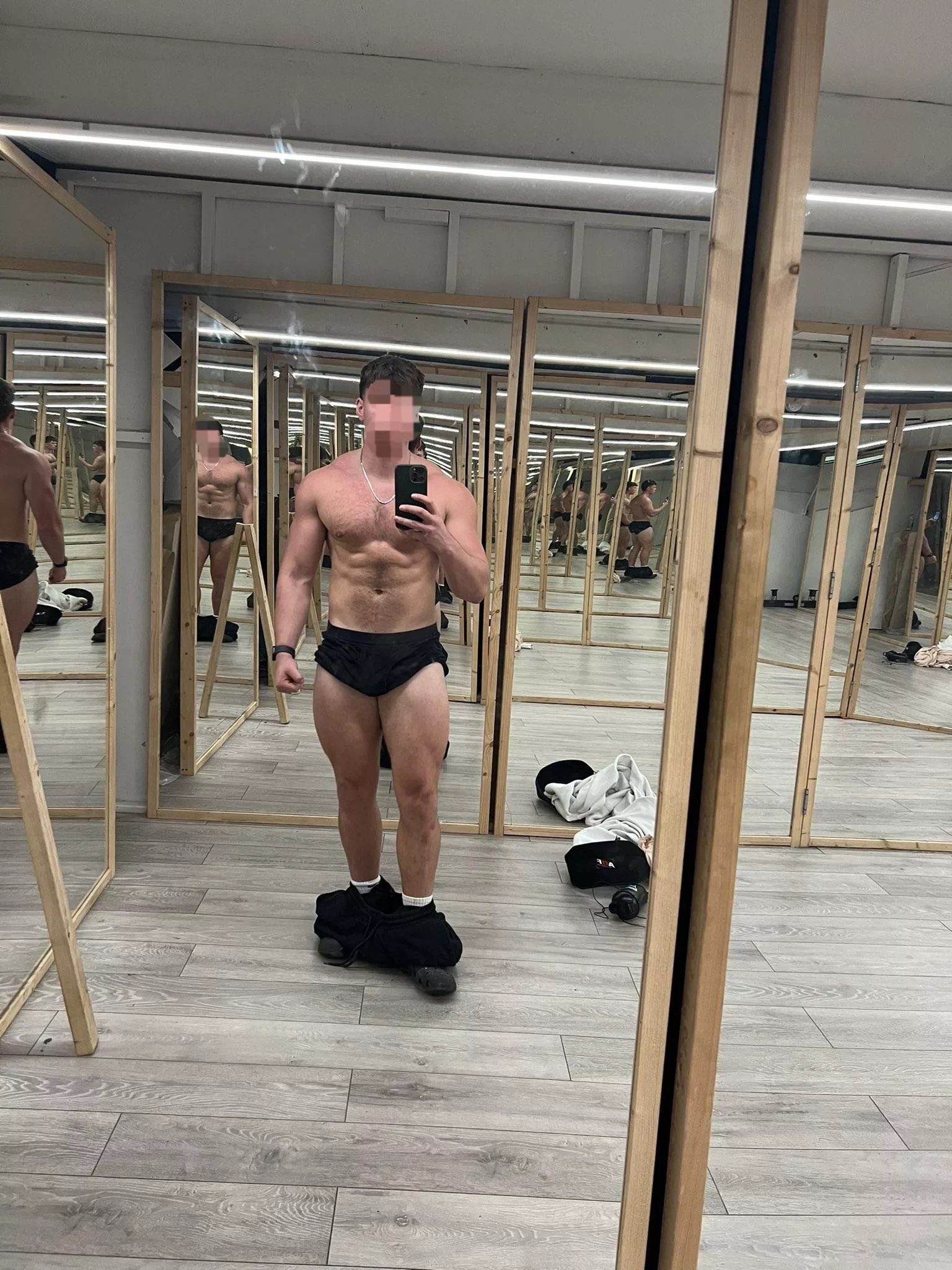 25, any good looking guys around for a chat?