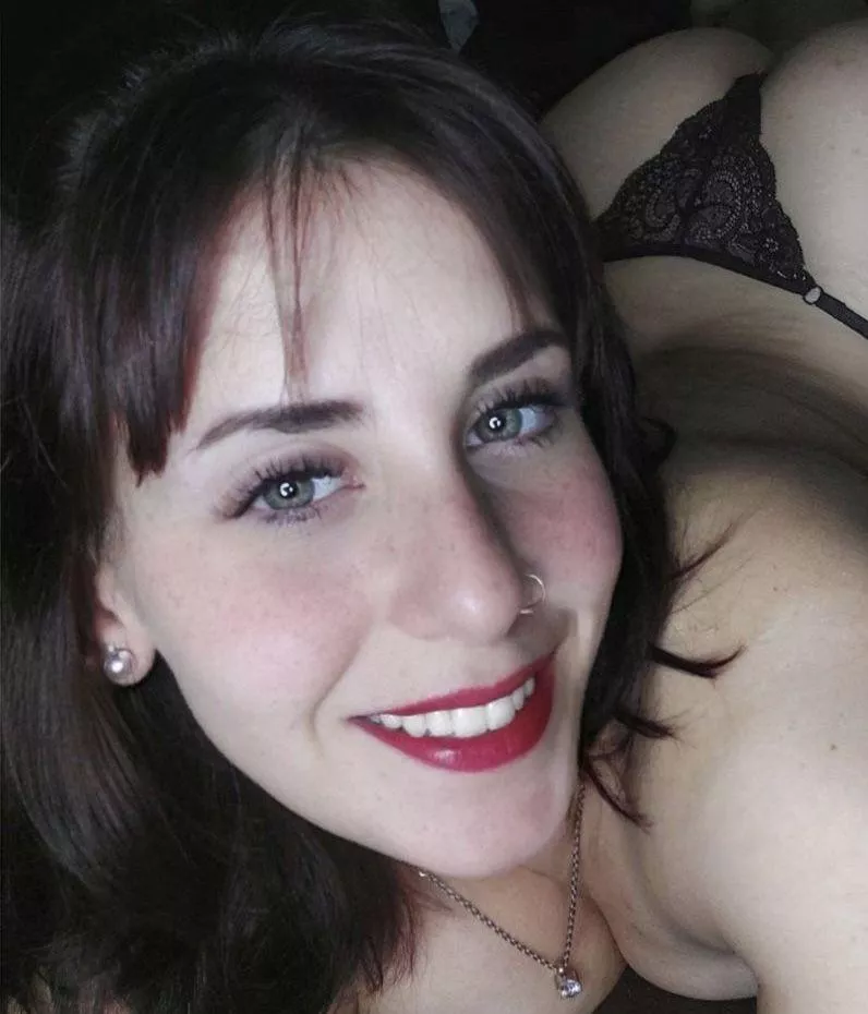 A Latina that needs some company 💑