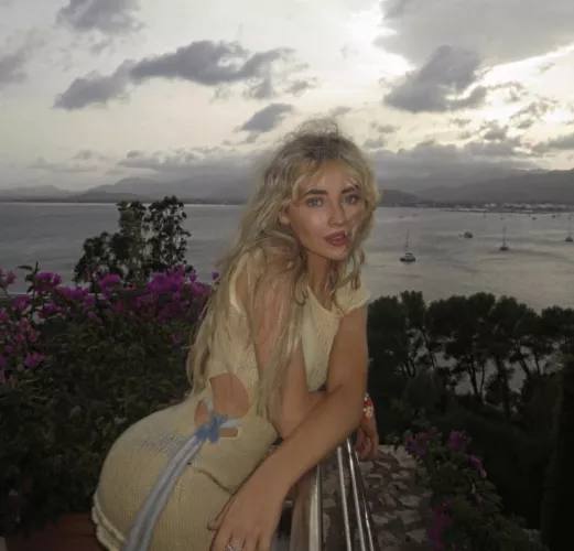 I need a bud to milk me dry for Sabrina Carpenter