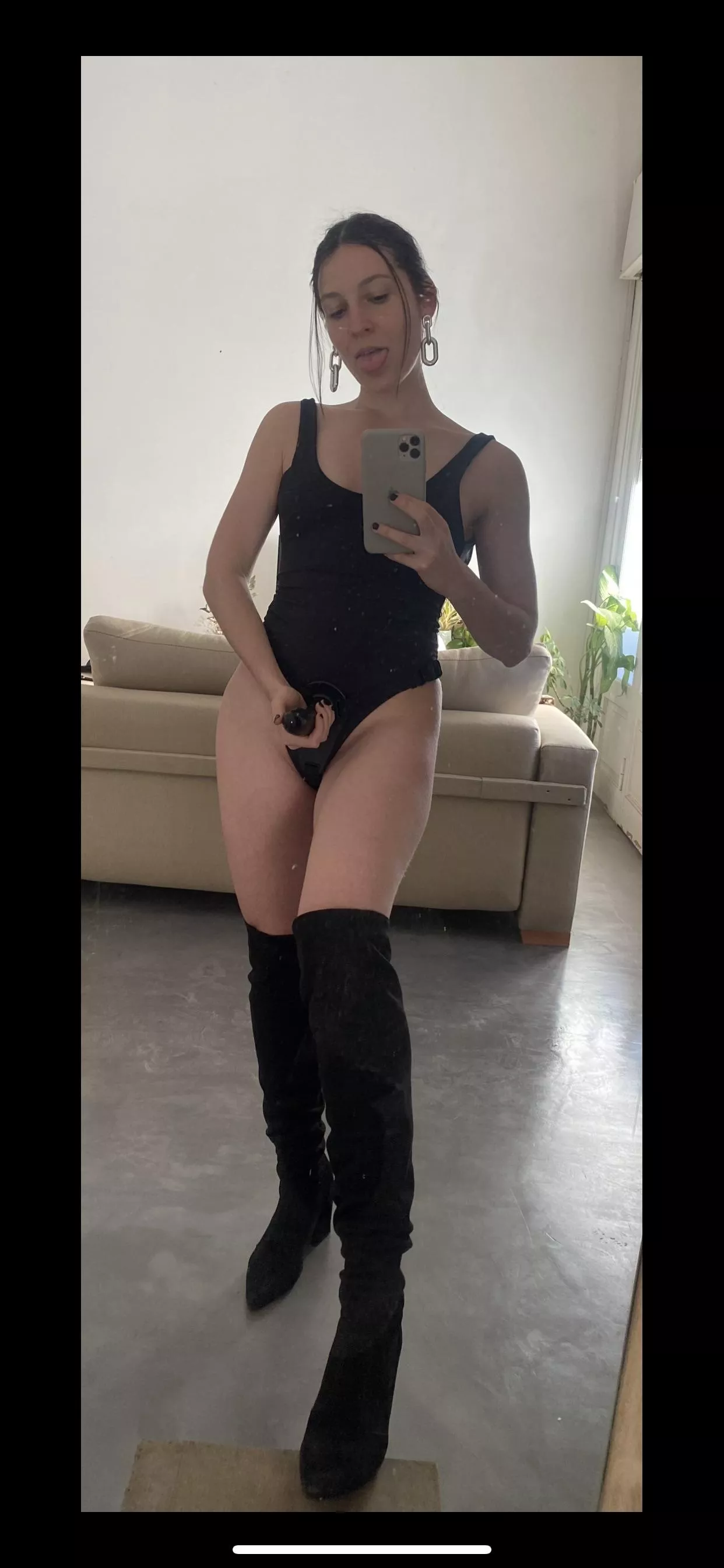 Mommy it’s ready to destroy you, show me that ass and I will put on my black cock in there 😈🔥