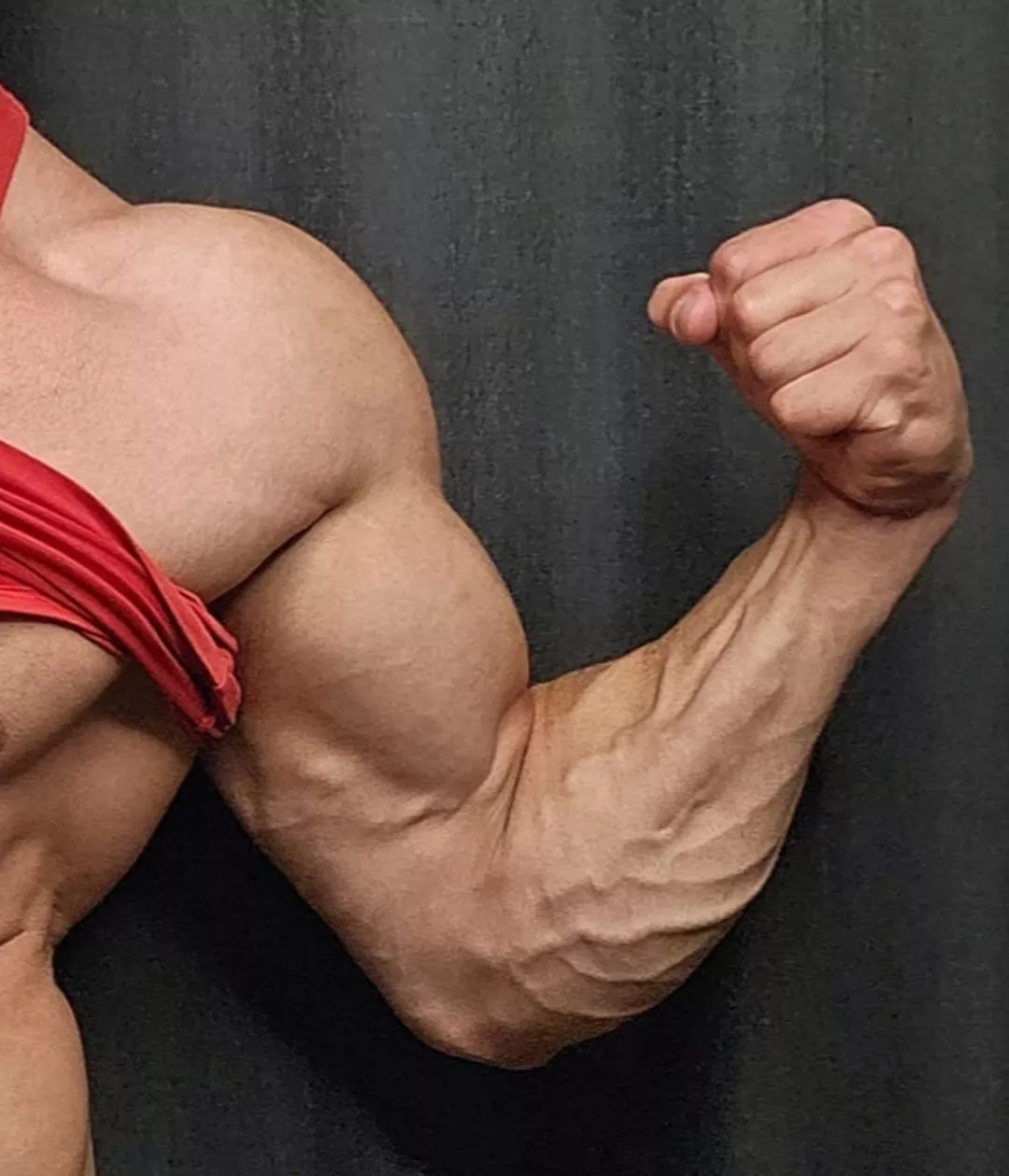 Muscular Blonde 😌🔥💪🏼