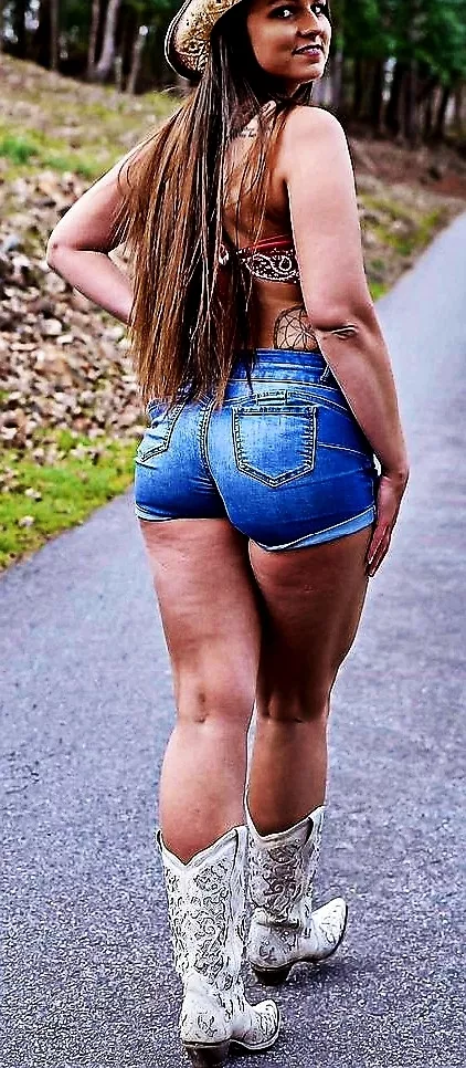 She Knows She's Lunch