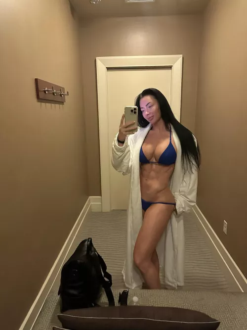 Whew she’s got some abs