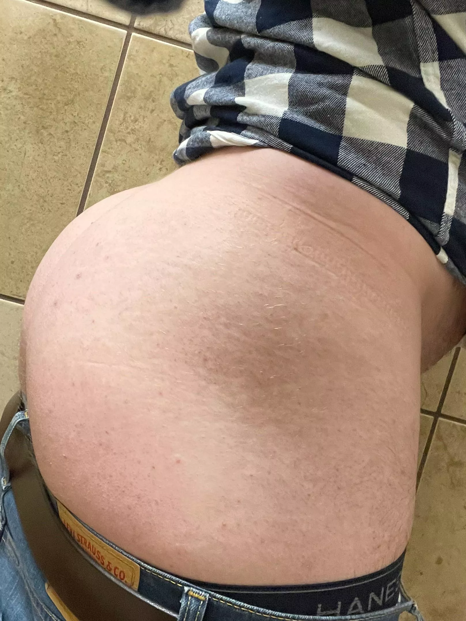 Break from work to show my behind.