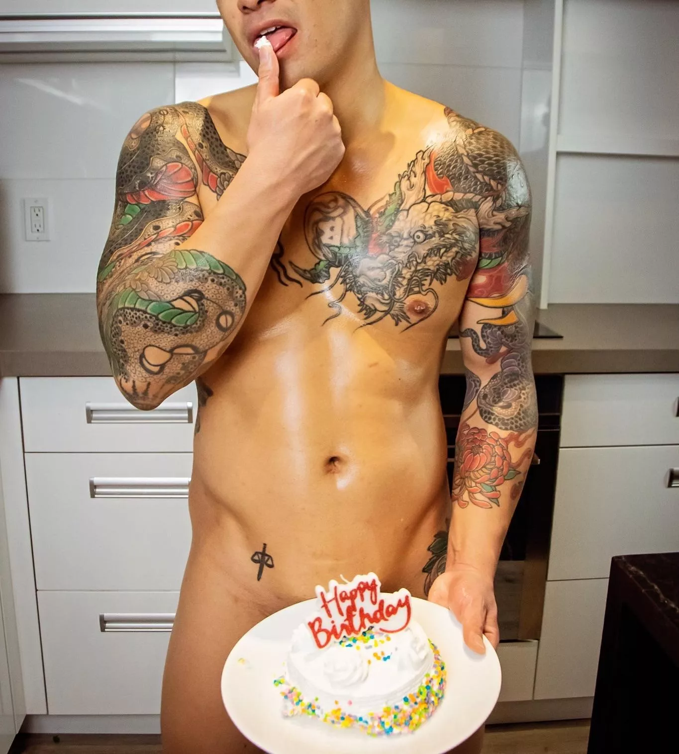 Cum get a taste of Daddy’s birthday cake 🍰 😘