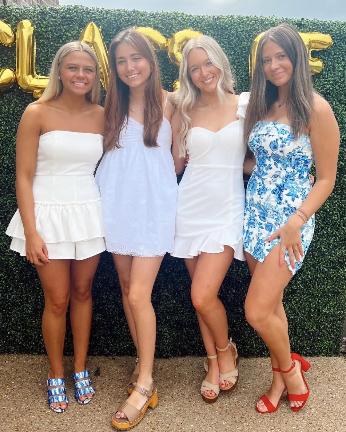 Cute College Friends [4]