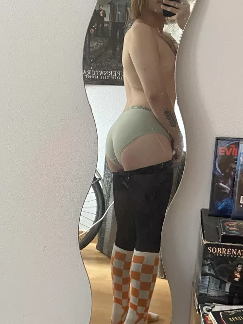 Dressing up for Halloween 😊🍑