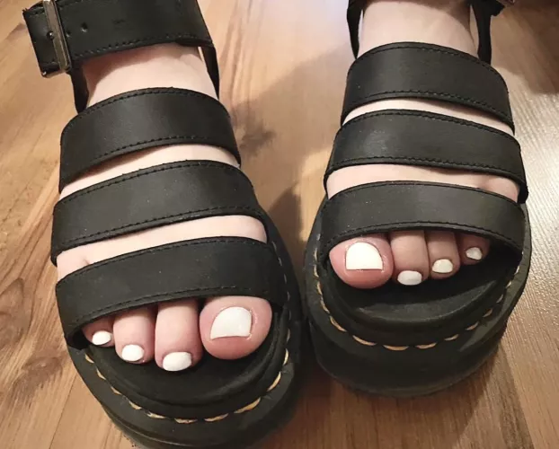 It’s my first post here! I’m curious what you think? 🤍🖤