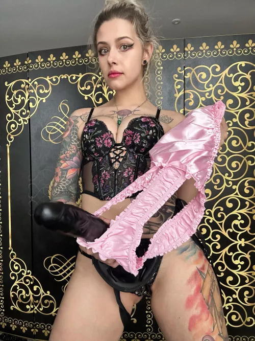 Pegging boys in panties is my weakness🖤