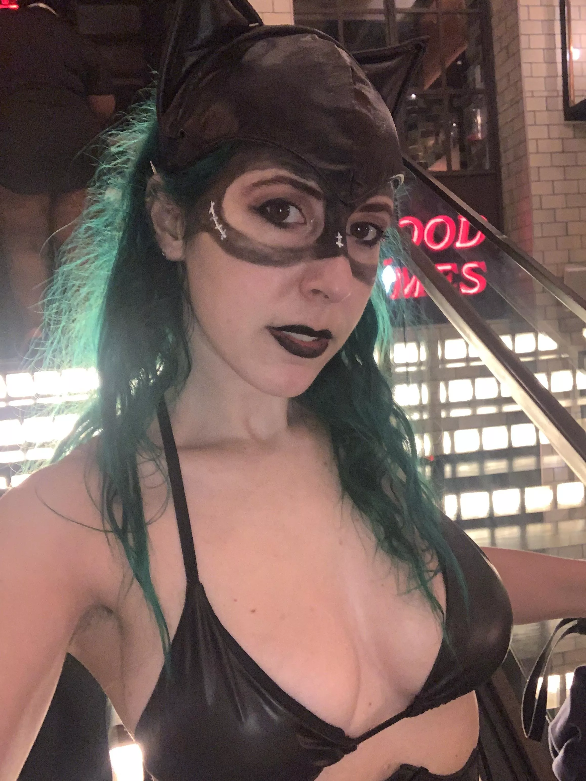Pussycat cleavage
