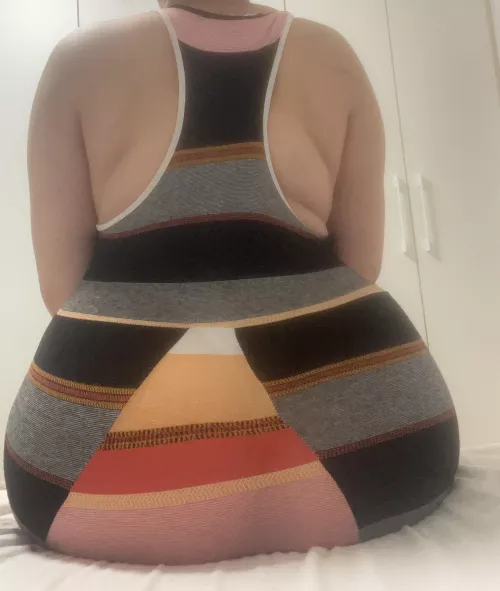 This dress really shows off my curves 😳