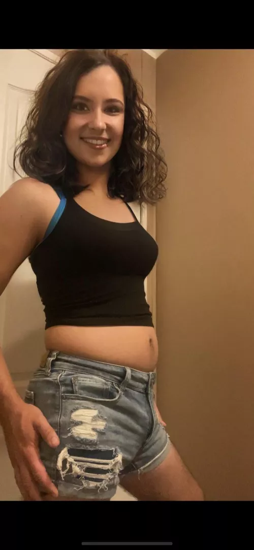 went out tonight in tank top and shorts how do I look? 🤔💙