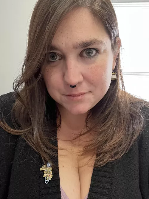 Boss left early, come fuck me on her desk!!