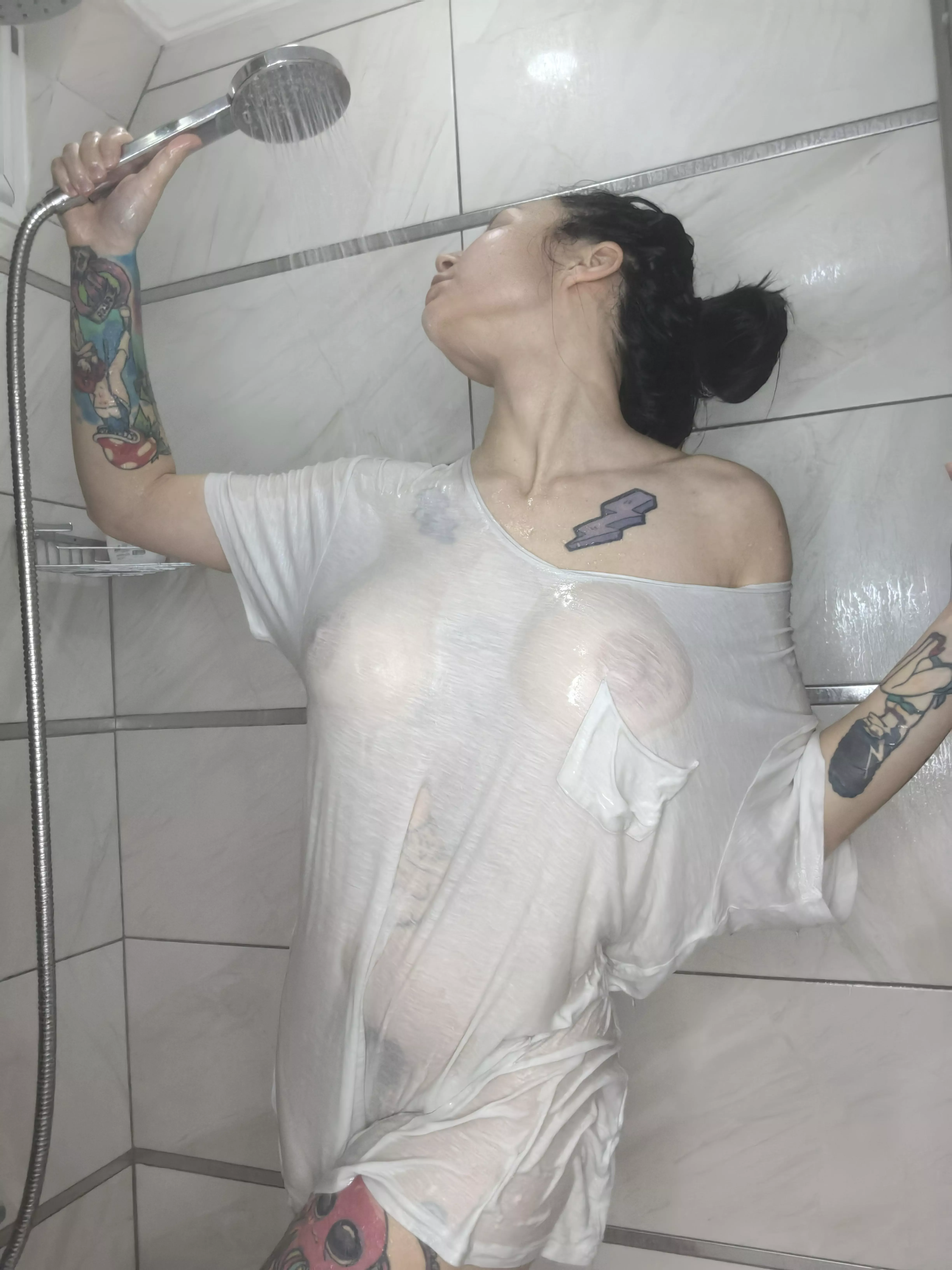 what's sexier than a wet white T-shirt?🤤