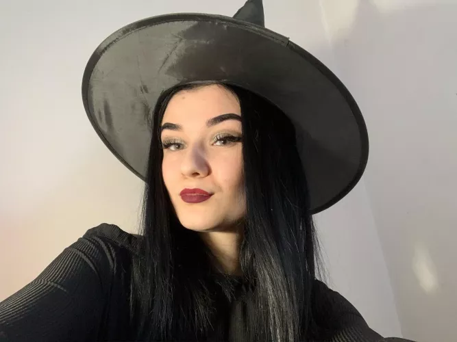 Witches can’t be blonde😅