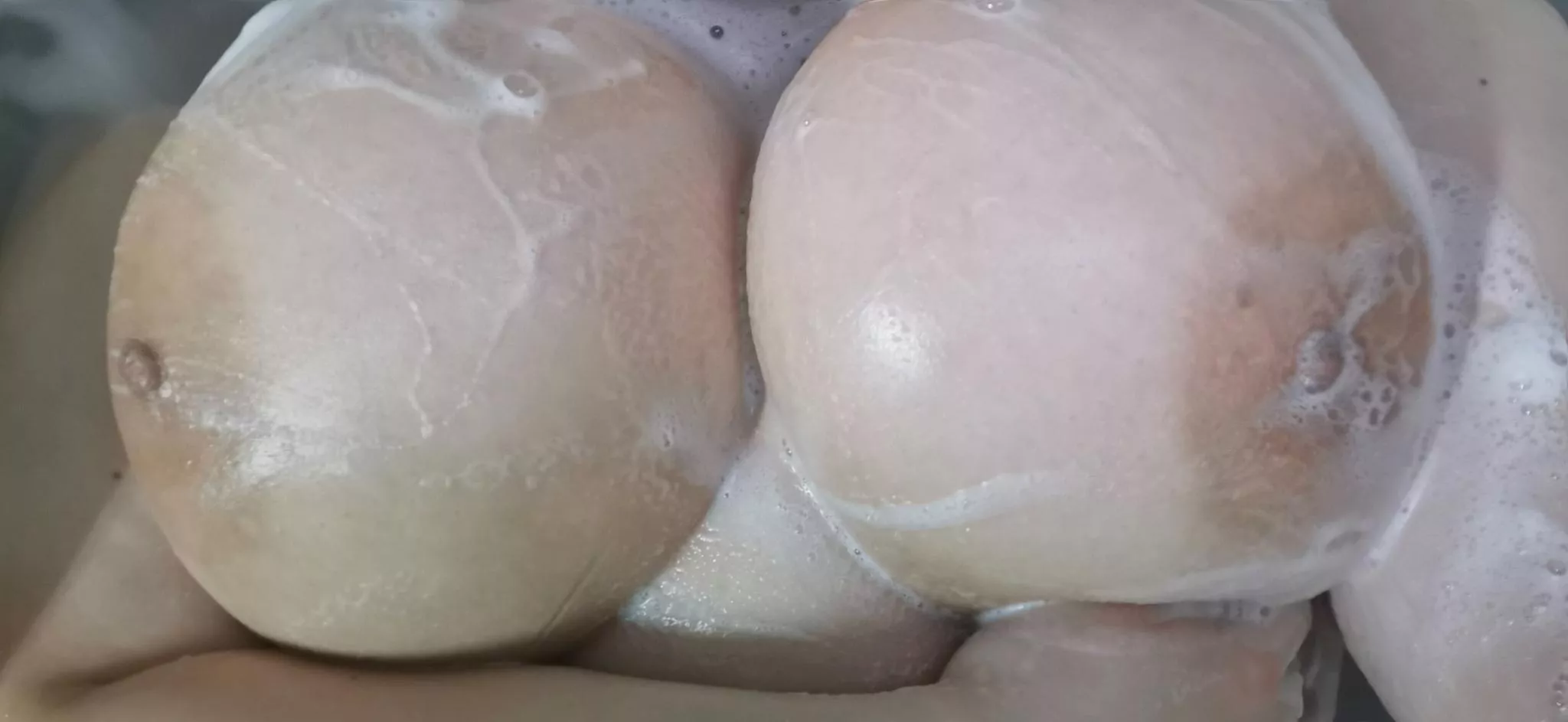 Would u help me to clean my huge tits if I asked u nicely? ❤️😣