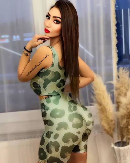 Does tight dresses turns u on🙈