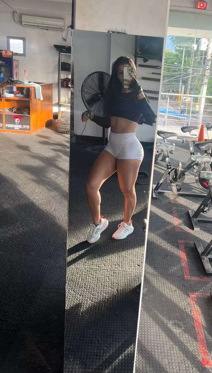 Flexin' and selfie-takin