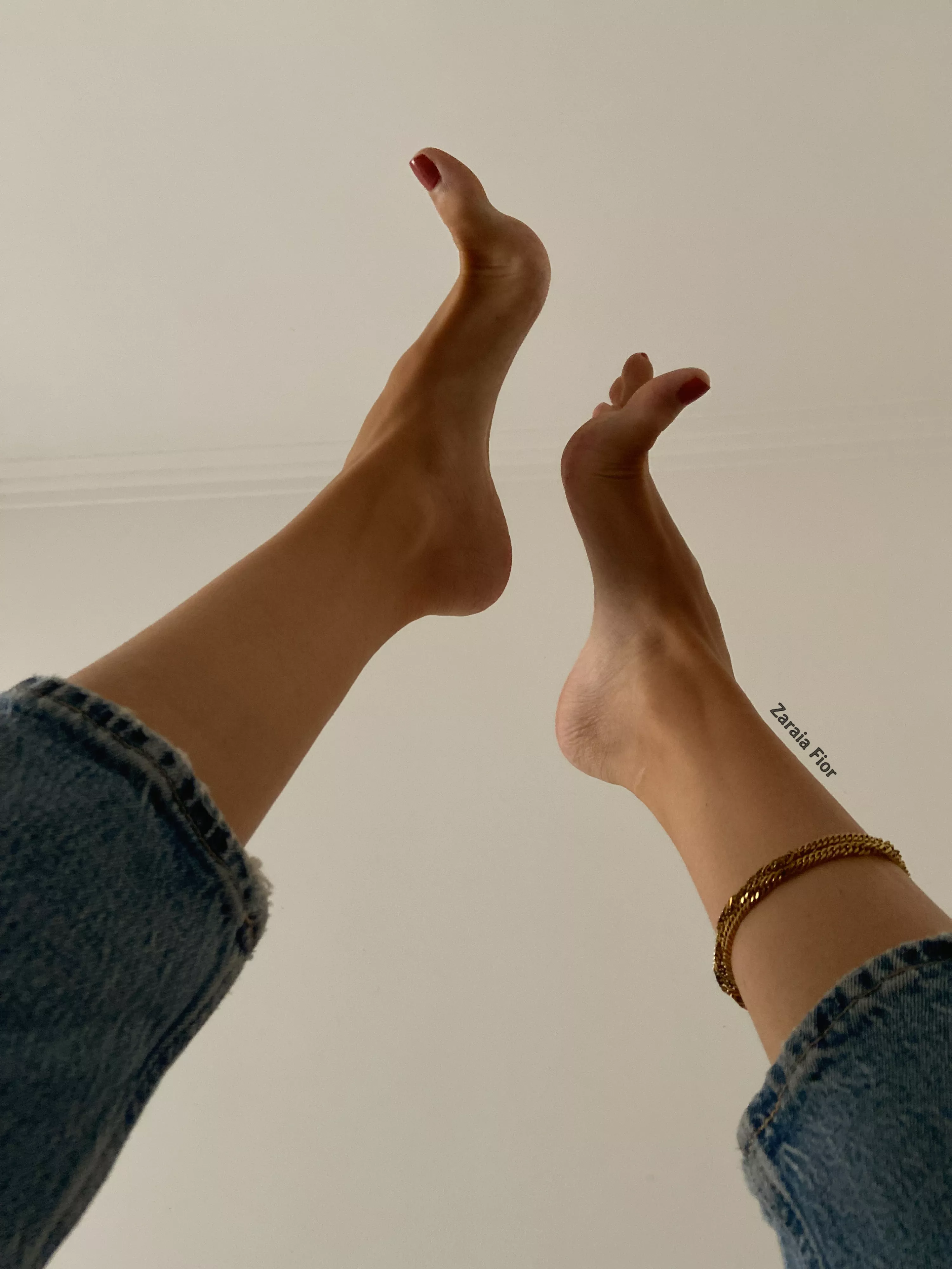 Long slender toes! 🥵