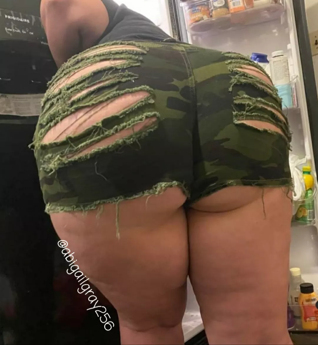 Plenty of snacks to eat in my kitchen! 🍑