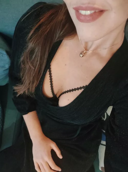 Qui aimerait voir ce qui se cache sous cette robe 👗?