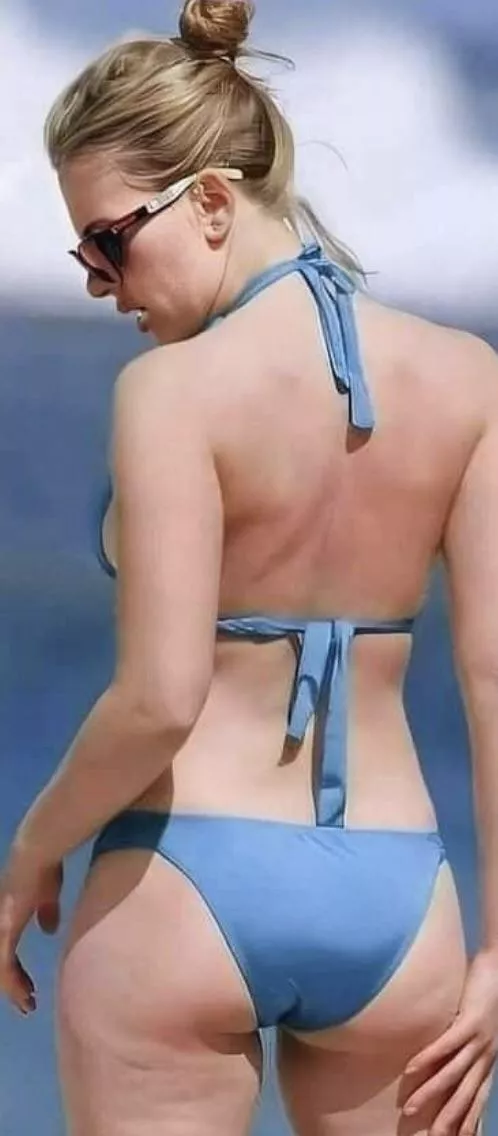 Scarlett Johansson- beach babe!