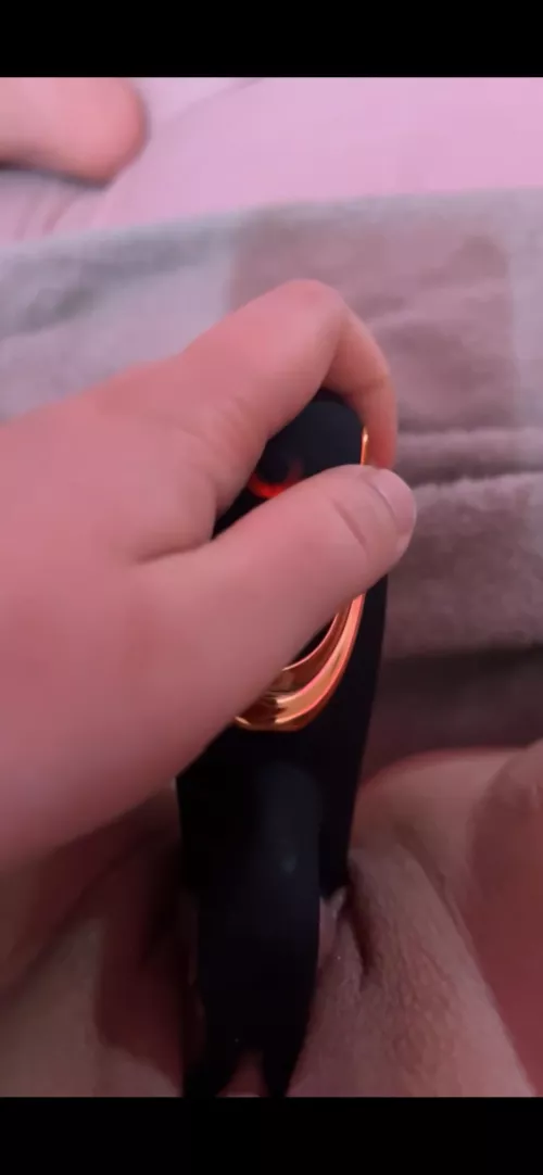 Who would come help me with my nice wet pussy?😈