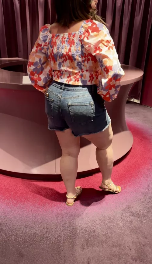 You should see these hips roll