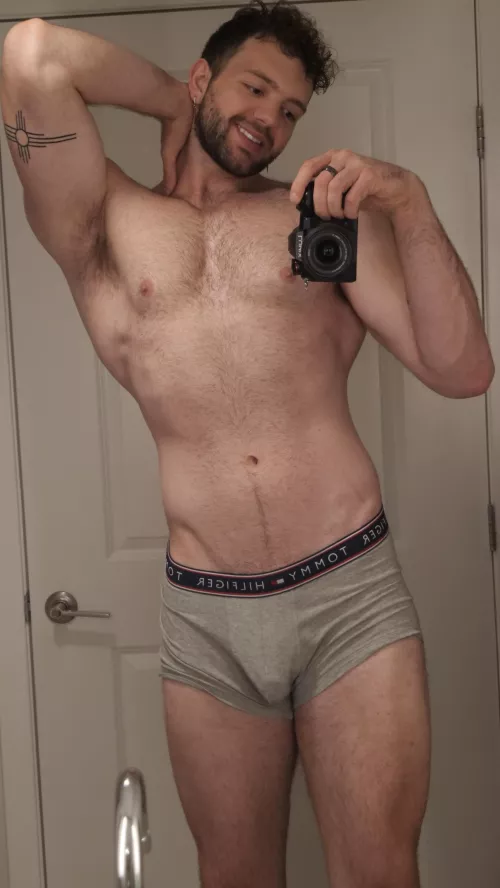 Anyone want a 6’8 otter in small grey underwear ? 😘