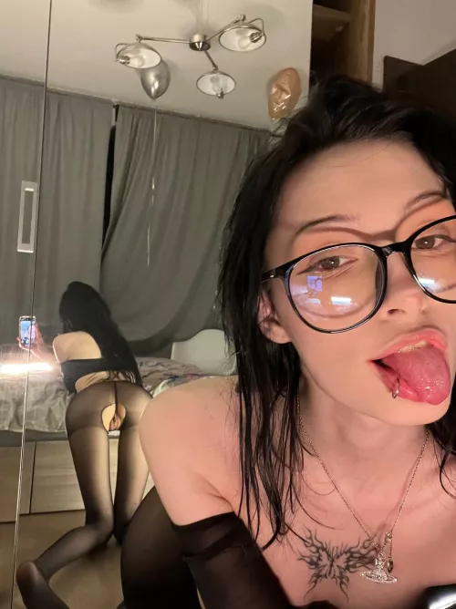 Without bra, without panties, I'm a bad girl