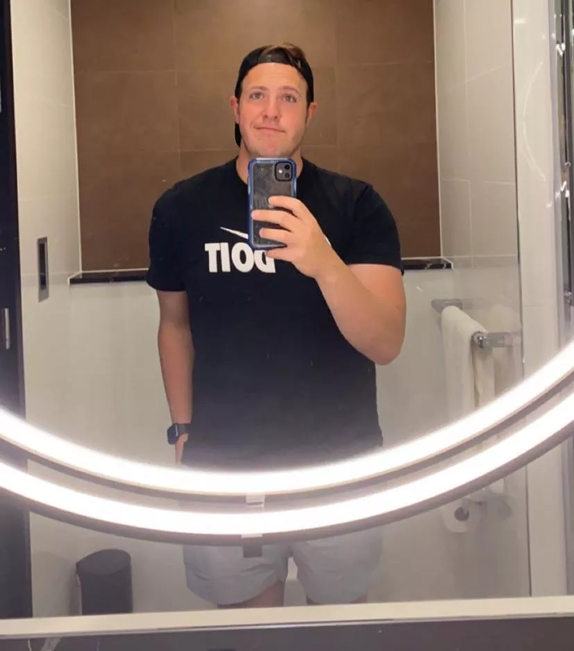 32 bi very verbal beefy bro here. Can be pretty dominant too. Looking to cum on videochat. Must show face. DogDaddy_2022