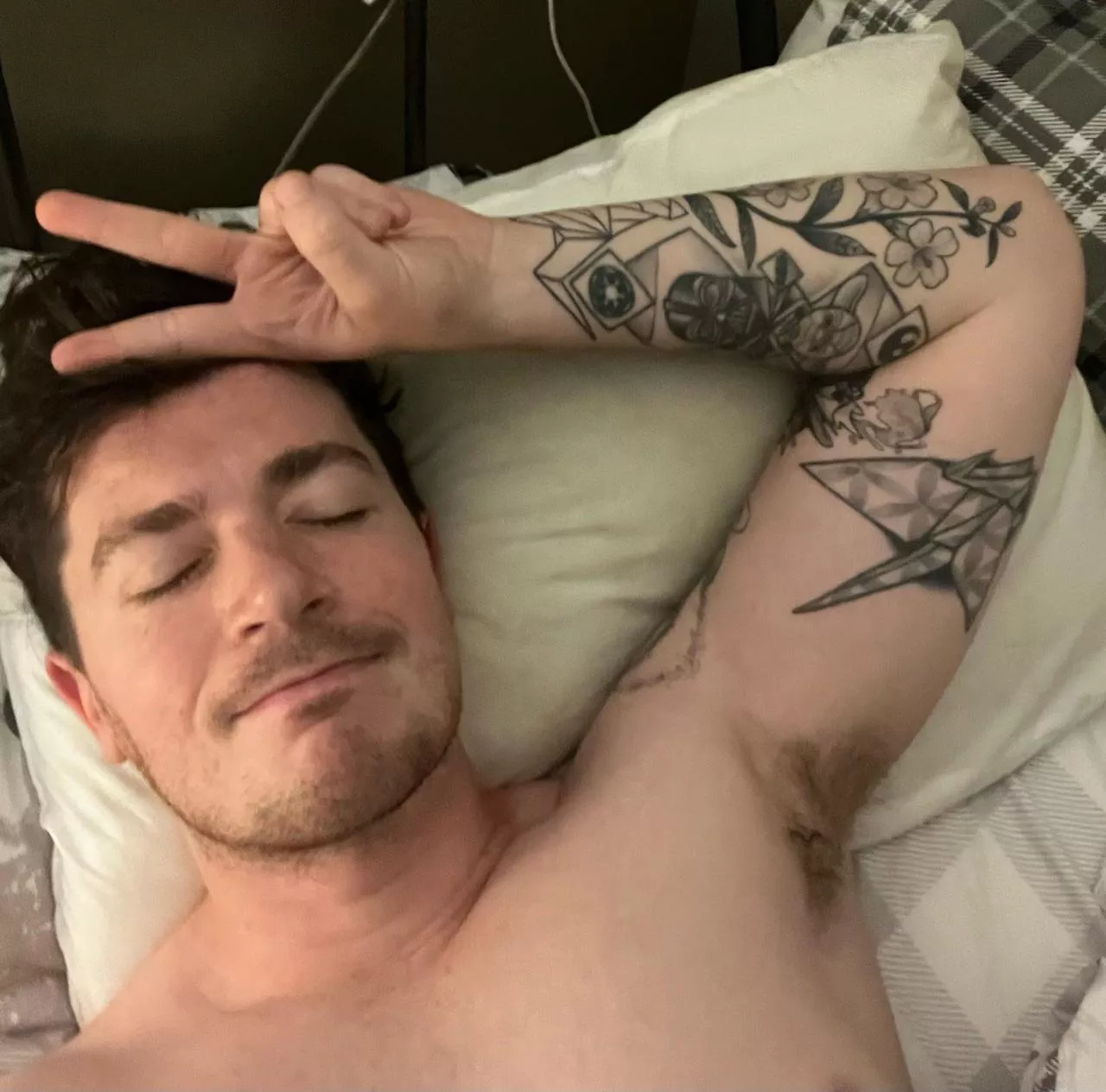 Afternoon napping, just need my face in some hairy pits to make it perfect ✌🏻