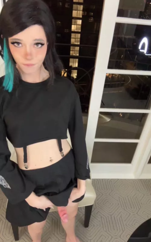 Anyone else appreciate a little head peaking out the skirt? 🥰😈