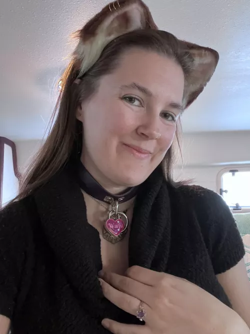 Being a good waifu fox today 😋