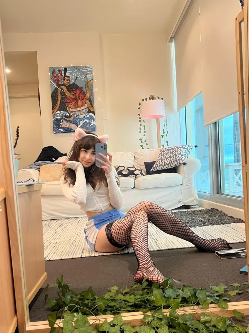 [f] I want a gamer to pet me under the desk while he games