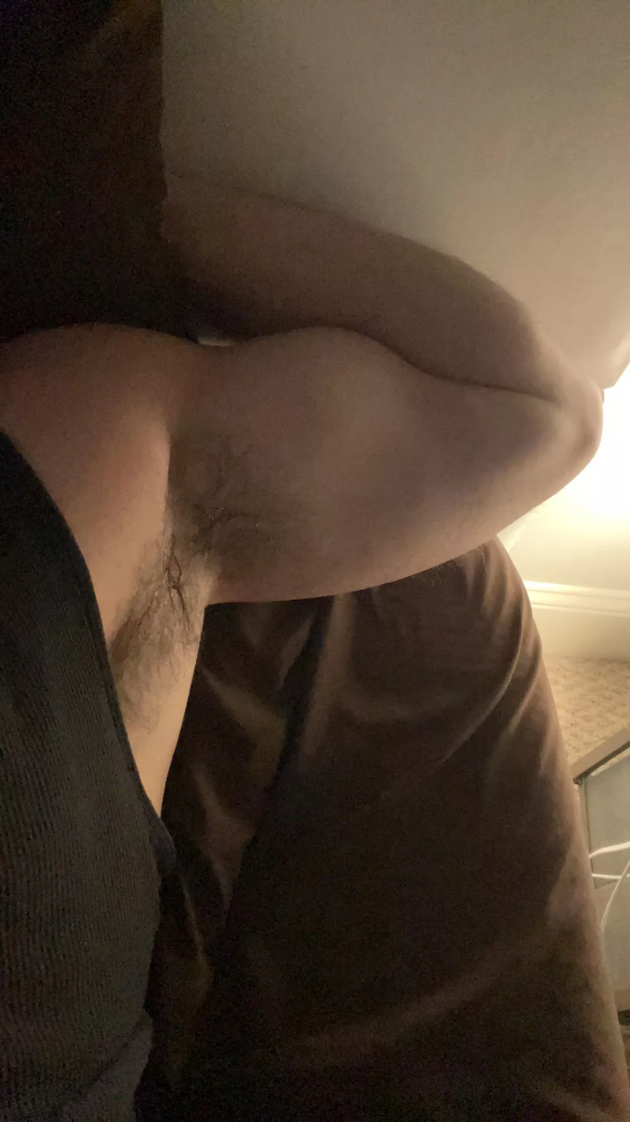 Flexes cum out of cocks