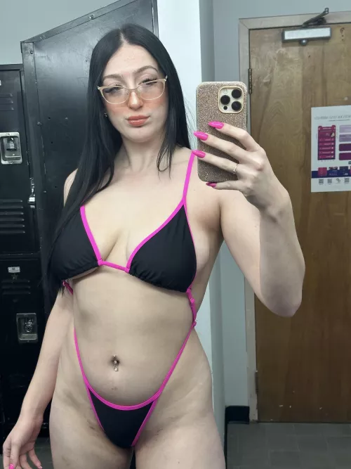 I love how my nails match my outfit 💘