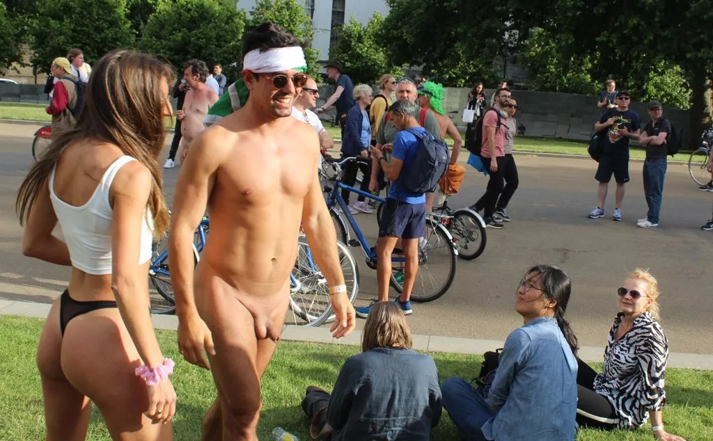 Just a nice CFNM stroll